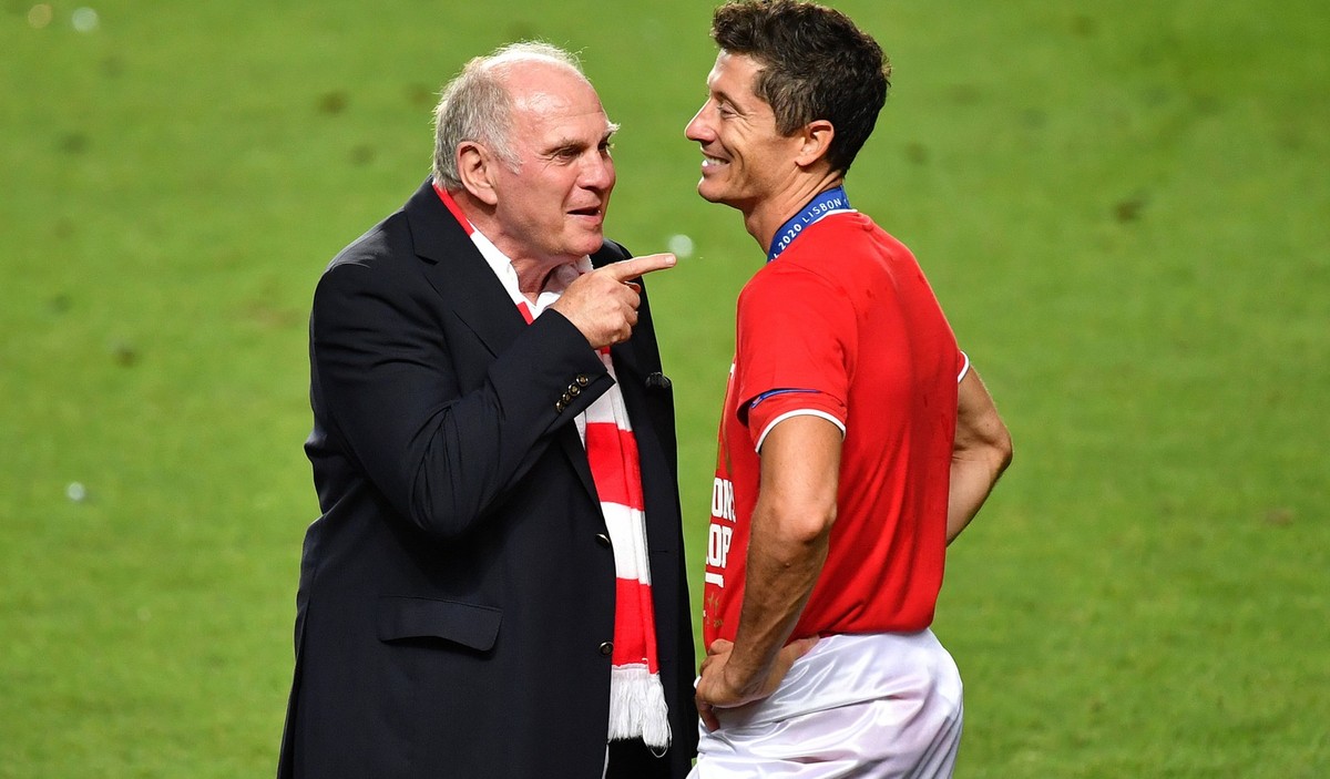 Uli Hoeness möchte Robert Lewandowski auch nächste Saison bei den Bayern sehen.