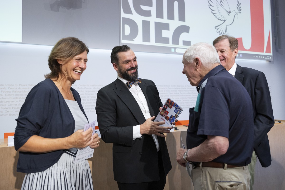 Nationalraetin Monika Rueegger, SVP-OW, Samuel Sommaruga, Alt-Bundesrat Christoph Blocher und Stephan Rietiker, Praesident Pro Schweiz, von links, sprechen zur Abstimmungskampagne Ja zur Neutralitaets ...