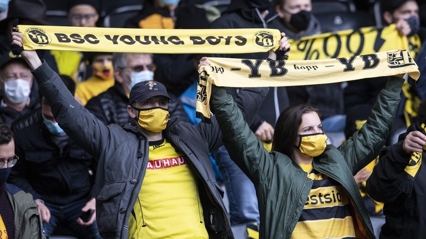 YB Fans begruessen die Spieler im Fussball Meisterschaftsspiel der Super League zwischen den Berner Young Boys und dem FC Vaduz, am Sonntag, 4. Oktober 2020, im Stadion Wankdorf in Bern. (KEYSTONE/Pet ...