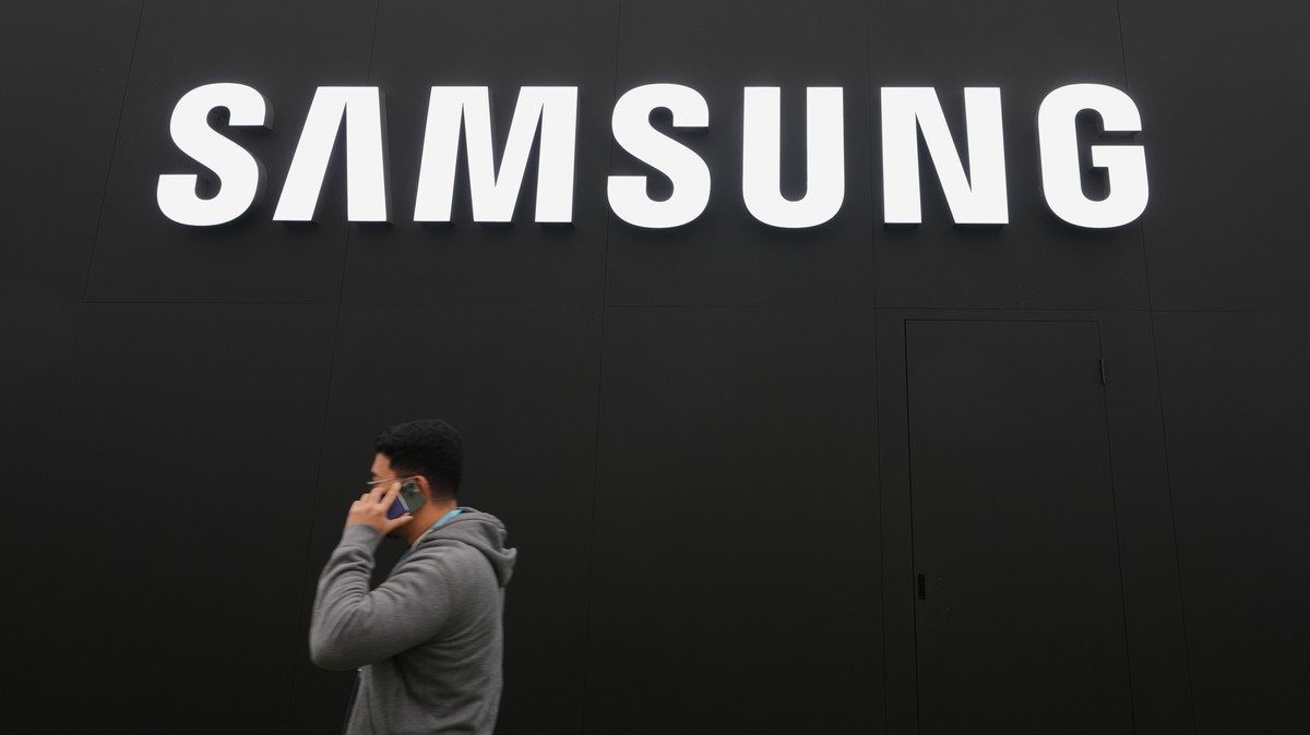 A person walks by a logo of Samsung Electronics at an exhibition hall for the Asia-Pacific Economic Cooperation (APEC) in Gyeongju, South Korea, Thursday, Oct. 30, 2025. (AP Photo/Lee Jin-man)
South K ...