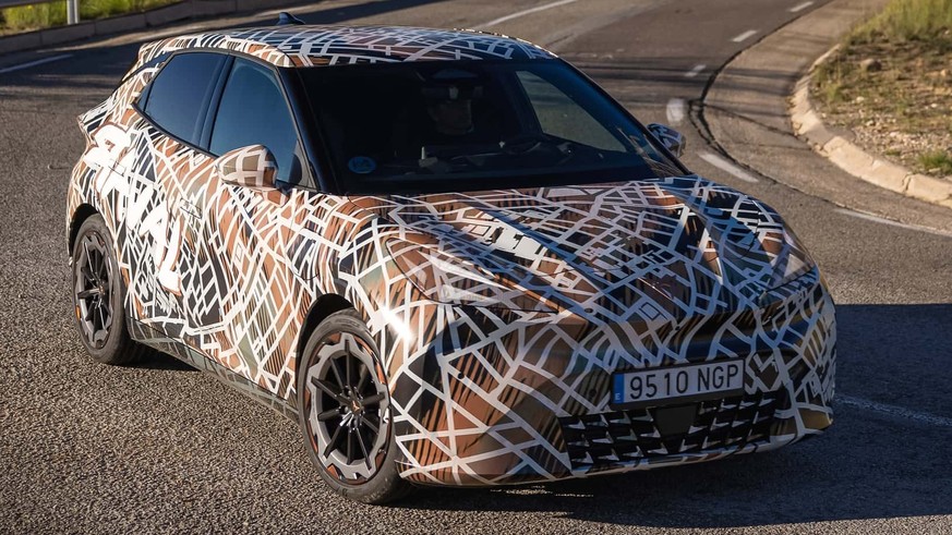 Der Raval ist 4,05 Meter lang und 1,52 Meter hoch und somit deutlich kürzer und flacher als der bisherige Cupra Born in VW-Golf-Grösse.