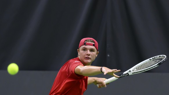 Dominic Stricker in Aktion waehrend des Qualifiakationsspiels der Herren Dominic Stricker gegen Jerome Kym am Tennis Securitas Pro Cup, am Freitag, 24. Juli 2020, in der Swiss Tennis Arena in Biel. (K ...