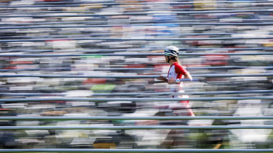 epaselect epa10021647 An athlete runs in the transition zone during the Ironman 70.3 triathlon in Rapperswil, Switzerland, 19 June 2022. EPA/MICHAEL BUHOLZER