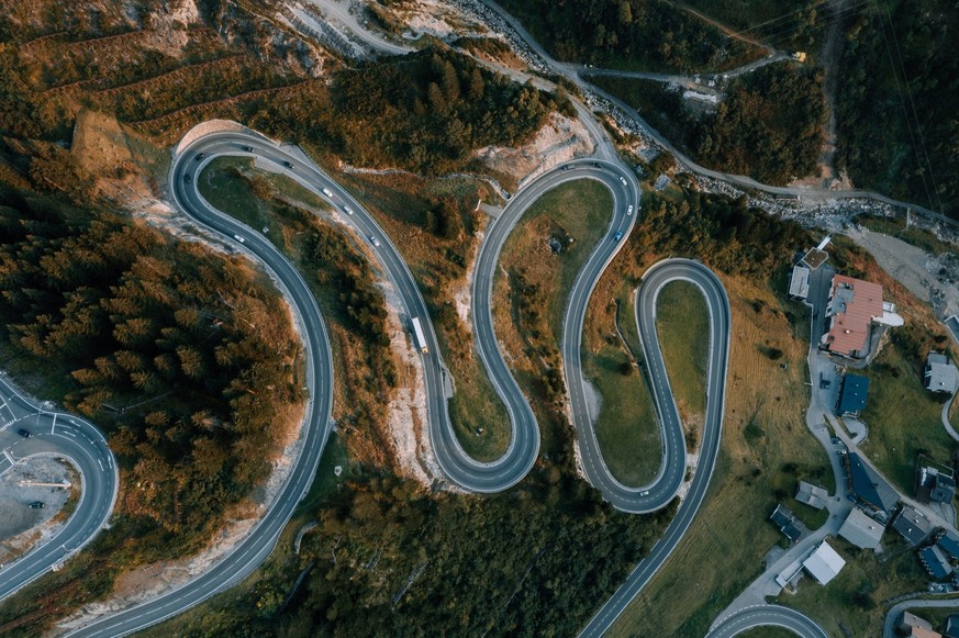 Der Arlbergpass bei Stuben in Voralberg, Österreich. Aufnahme von oben. Stuben aus der Luft.