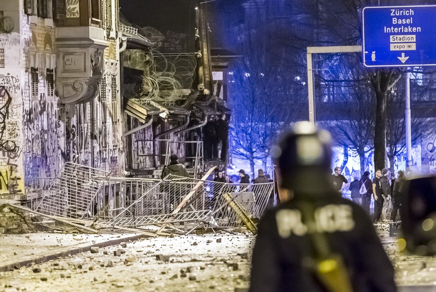 ARCHIVBILD ZUR SONDERDEBATTE DES BERNER STADTRATES ZU DEN KRAWALLEN IN DER REITSCHULE, AM DONNERSTAG, 02. FEBRUAR 2017 ---- Polizei bei der Reitschule in Bern nach einer Demonstration, am Samstag, 25. ...