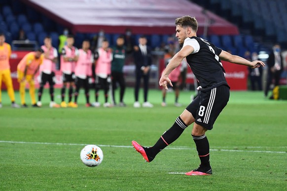 epa08492324 Juventus&#039; Aaron Ramsey scores during the penalty shoot-out of the Italian Cup final soccer match between SSC Napoli and Juventus FC at the Olimpico stadium in Rome, Italy, 17 June 202 ...