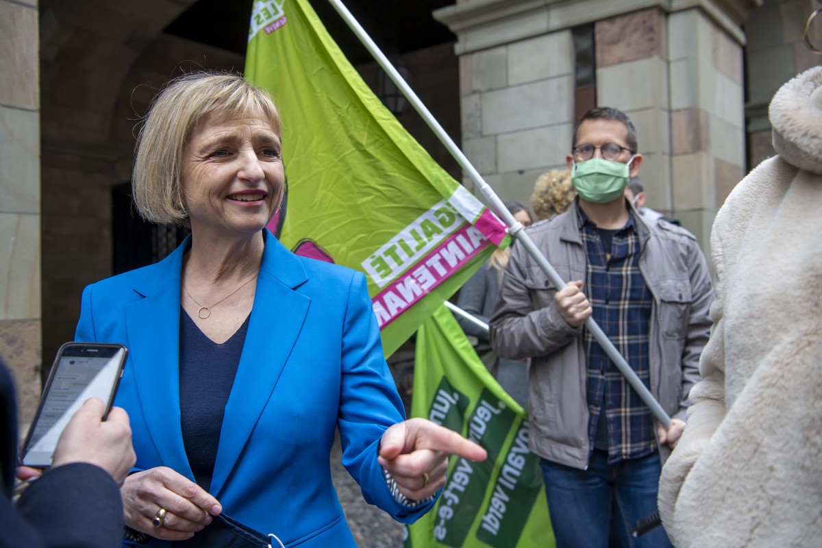 La candidate Fabienne Fischer (Les Verts) s'exprime a l'occasion des resultats au premier tour de l'election complementaire d'un membre au Conseil d'Etat genevois, sur le plat ...