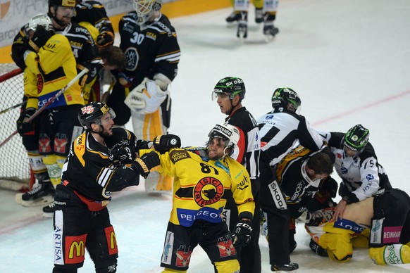 Lugano- und Bern-Spieler raufen sich, im dritten Eishockey Playoff-Finalspiel der National League A zwischen dem HC Lugano und dem SC Bern, in der Resega Halle in Lugano, am Donnerstag, 7. April 2016. ...