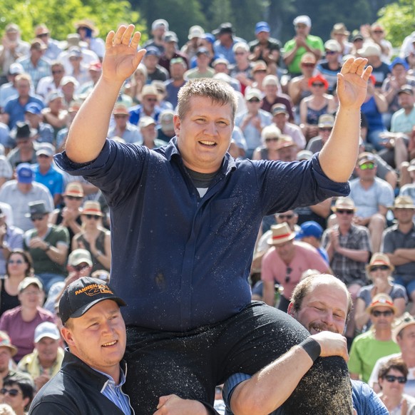 Josias Wittwer feiert den Sieg im Schlussgang gegen Christian Schuler beim traditionellen Stoos Bergschwinget auf dem Stoos im Kanton Schwyz am Sonntag, 12. Juni 2022. (KEYSTONE/Urs Flueeler).