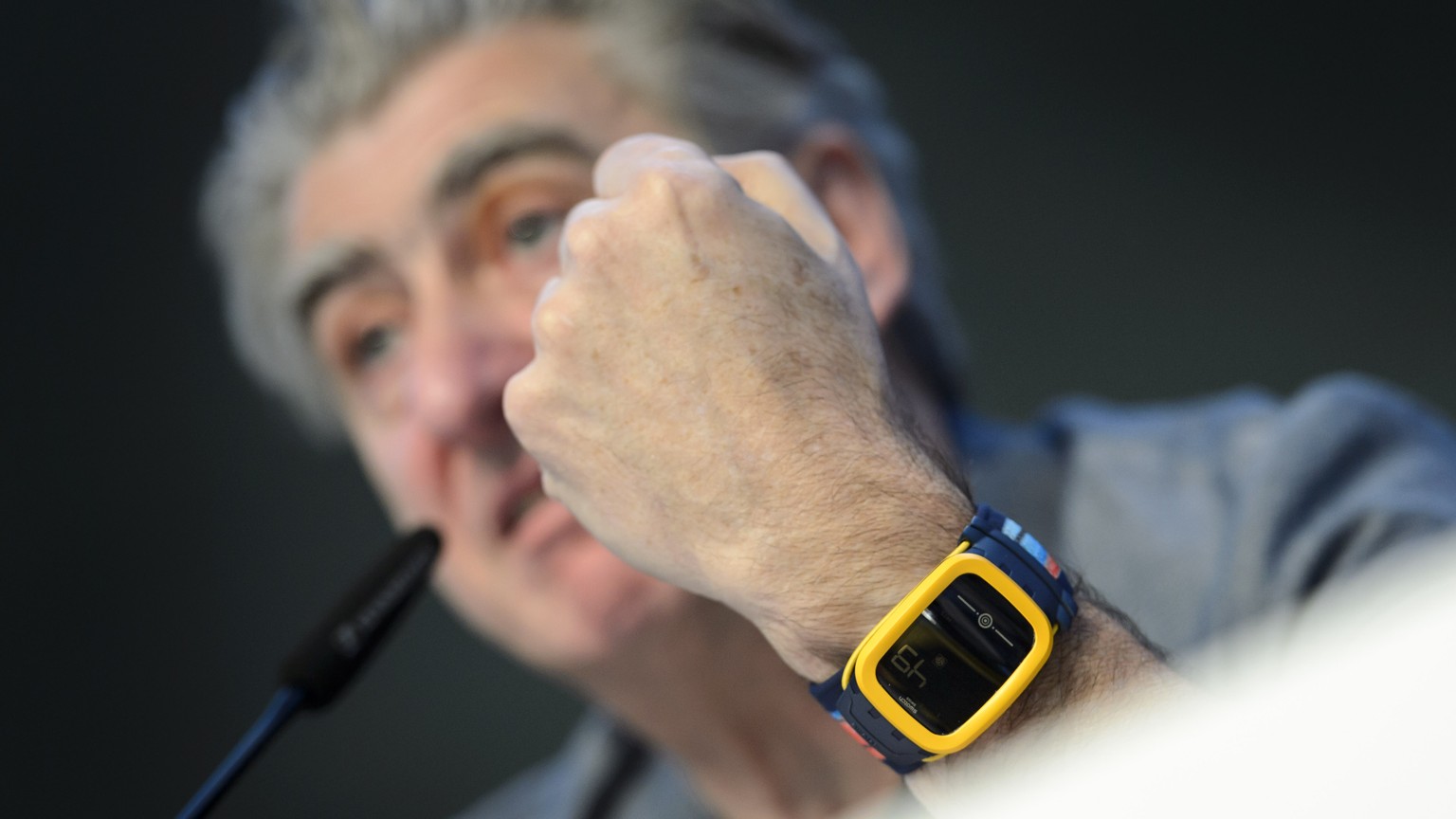 Kämpferisch: Nick Hayek mit einer «Swatch Touch Zero One»