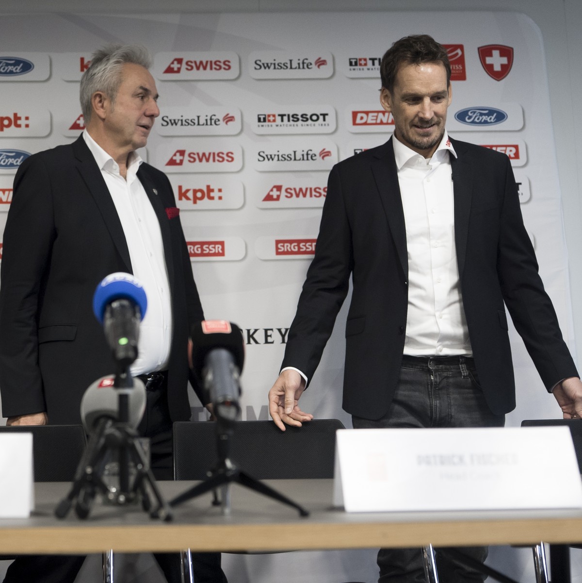 Jan Cadieux, links, Urs Kessler, Praesident Swiss Ice Hockey Federation, mitte und Patrick Fischer, Cheftrainer der Schweizer Eishockey Nationalmannschaft, kommen in den Raum an der Medienkonferenz de ...