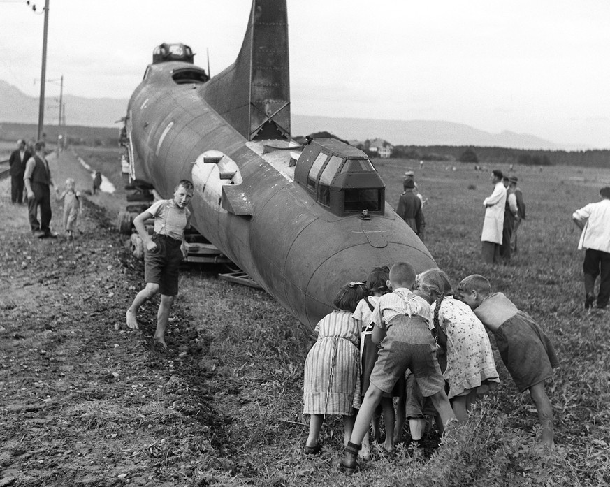 ARCHIVE --- VOR 75 JAHREN, AM 17. AUGUST 1943, MUSSTE IN UTZENSTORF IM KANTON BERN EINE BOEING B-17 DER US-LUFTWAFFE NACH EINEM BOMBERANGRIFF IN SUEDDEUTSCHLAND NOTLANDEN. DAS EREIGNIS ZOG SCHAULUSTIG ...