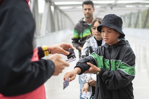 Besucher werden vor dem Stadion auf ihr Covid Zertifikat kontrolliert am Fussball Meisterschaftsspiel der Super League zwischen dem FC St. Gallen und dem FC Luzern, am Sonntag, 1. August 2021, im Kybu ...