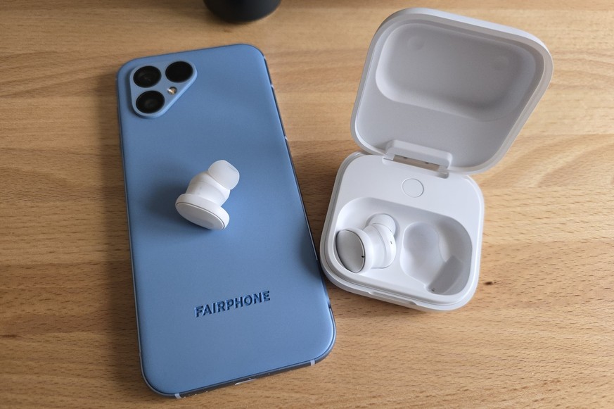 Das Fairphone 5 mit den neuen Fairbuds.
