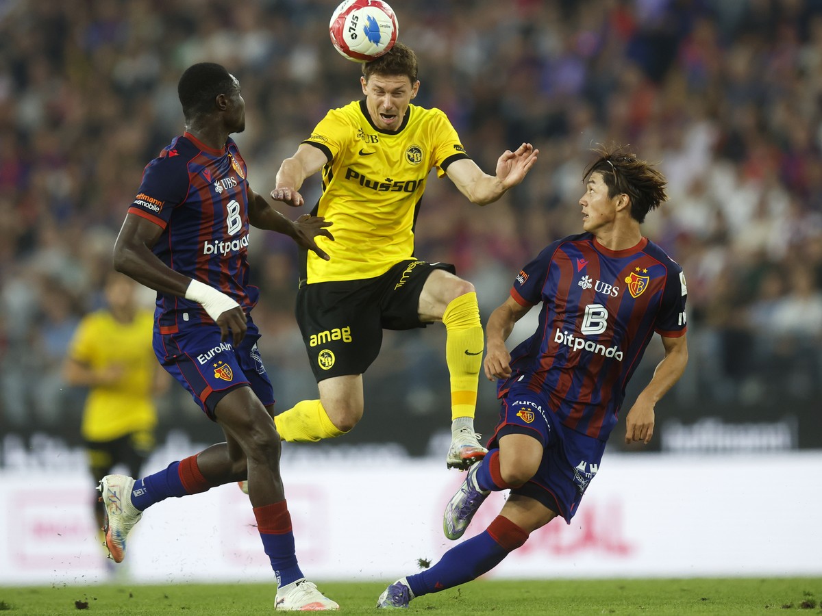 Jonas Adjetey (FCB), Christian Fassnacht (YB) und Keigo Tsunemoto (FCB), von links, in Aktion im Super League Spiel zwischen dem FC Basel und dem BSC Young Boys, am Mittwoch, 6. August 2025 im Stadion ...