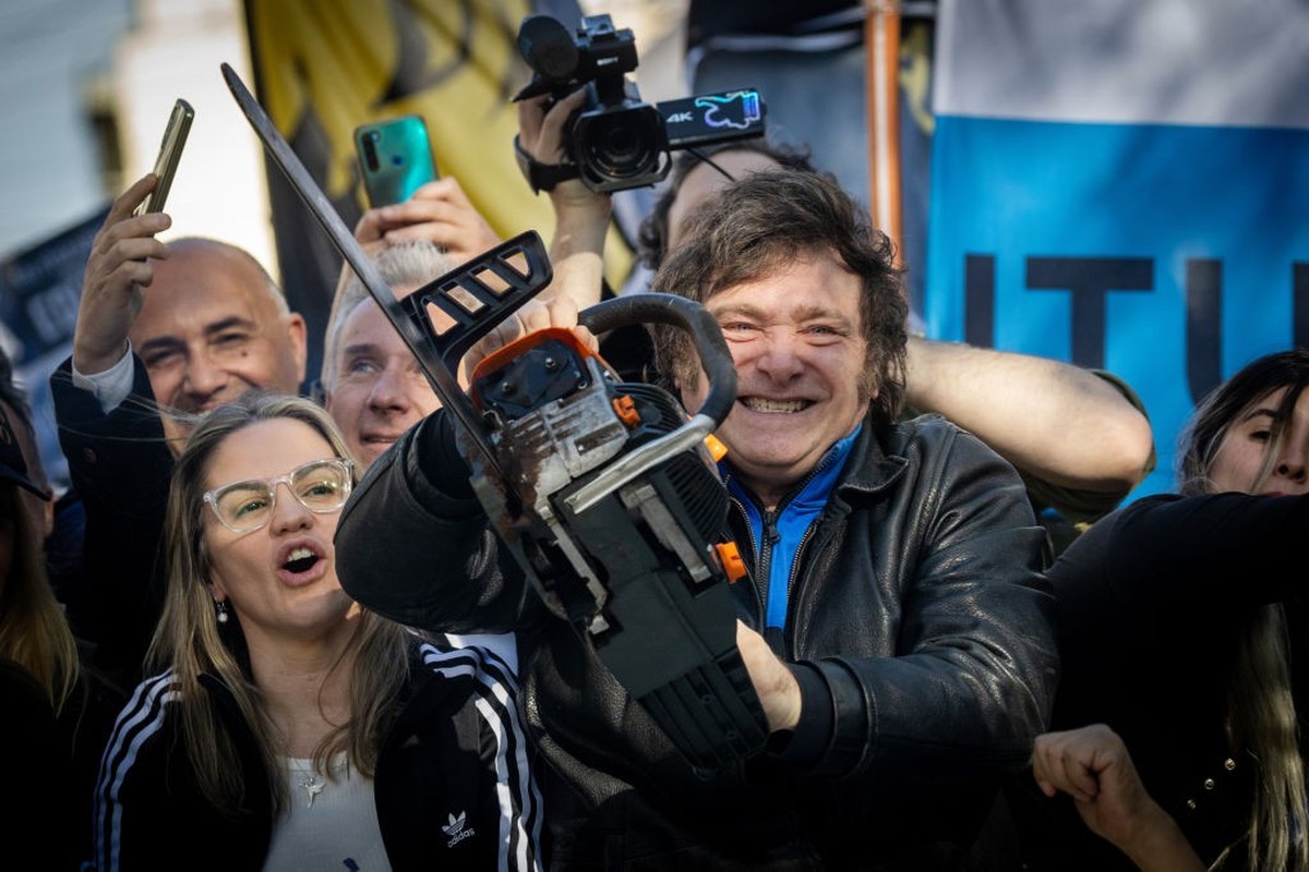 BUENOS AIRES, ARGENTINA - SEPTEMBER 25: Presidential candidate Javier Milei of La Libertad Avanza lifts a chainsaw next to Buenos Aires province governor candidate Carolina Piparo of La Libertad Avanz ...