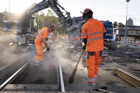 Bauarbeiter wischen den Boden nach der Abmontage der alten Tramgleise, die altersbedingt im Abschnitt zwischen der Bahnhofbruecke und der Museumstrasse instandgesetzt und erneuert werden, fotografiert ...