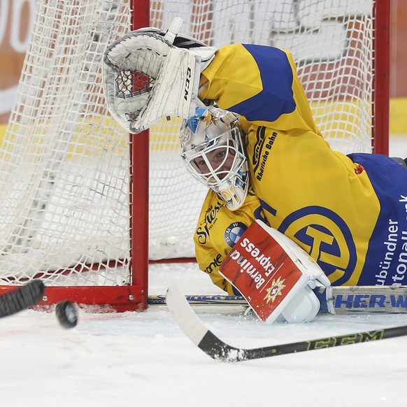 Davos Torhueter Gilles Senn in Aktion im Eishockey Meisterschaftsspiel der National League A zwischen dem SC Bern und dem HC Davos, am Freitag, 21. Oktober 2016, in der Postfinance Arena in Bern. (KEY ...