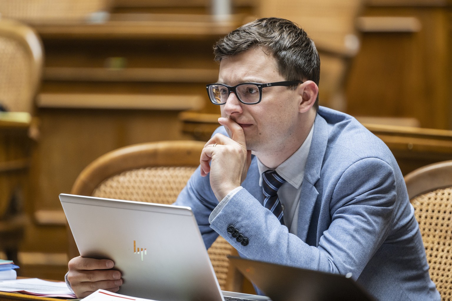 Benjamin Fischer, SVP-ZH, verfolgt ein Votum an der Sommersession der Eidgenoessischen Raete, am Dienstag, 31. Mai 2022 im Nationalrat in Bern. (KEYSTONE/Alessandro della Valle)