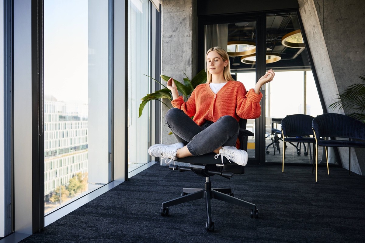 Junge Frau auf Bürostuhl, Generation Z (Symbolbild).