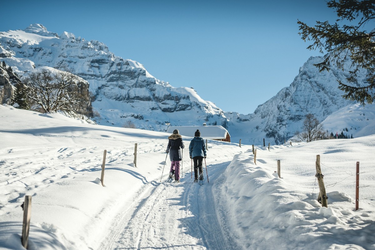 Schweiz. ganz natuerlich. Schneeschuhwandern in der Umgebung des Winter Hide Aways: Hotel Griesalp im Kiental.
