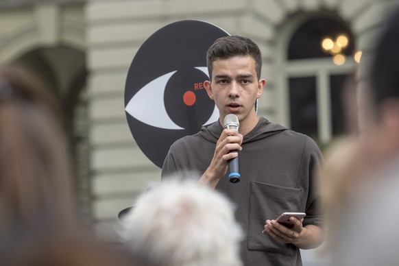 Initiant Dimitri Rougy, spricht vor dem Einreichen das Referendum gegen Versicherungsspione mit über 50000 Unterschriften ein, am Donnerstag 5. Juli 2018, in Bern. (KEYSTONE/Marcel Bieri)