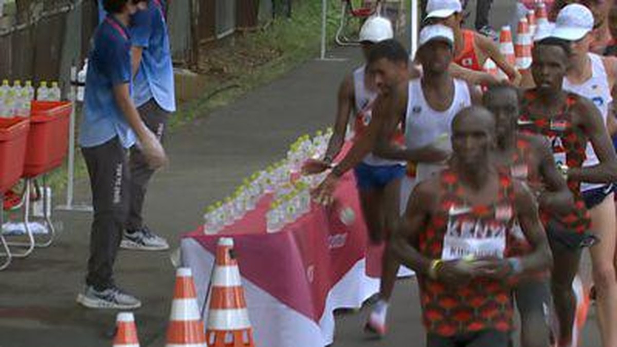 Morhad Amdouni macht Tabula Rasa mit den Getränkeflaschen bei Kilometer 28.