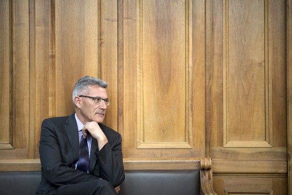 Nationalrat Pirmin Schwander, SVP-SZ, hoert eine Diskussion an der Herbstsession der Eidgenoessischen Raete, am Dienstag, 19. September 2017 im Staenderat in Bern. (KEYSTONE/Anthony Anex)