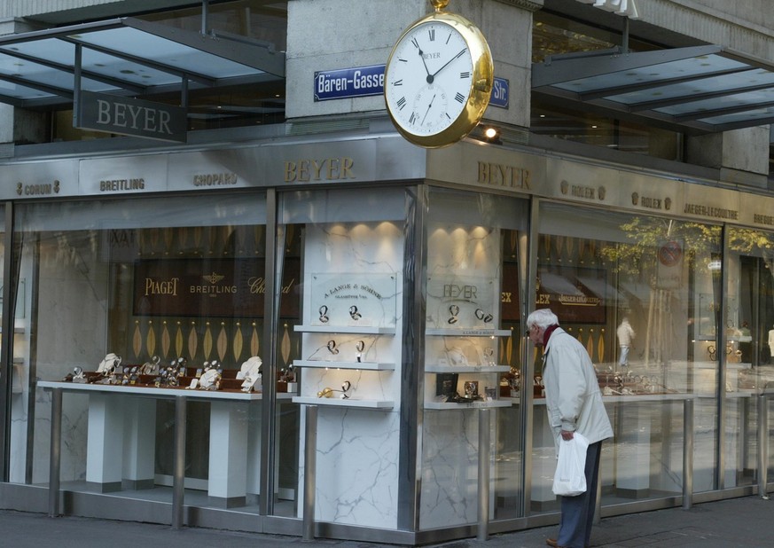 [Stockbild] Pedestrian. Fussgaenger. Watches. Uhren. Jewelry. Juwelier. Schmuck. Shop. Boutique. Beyer. City. Stadt. Zurich. Zuerich. Switzerland. Schweiz. (KEYSTONE/Urs Flueeler)