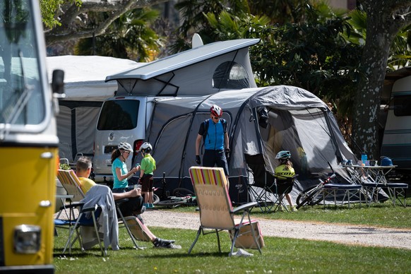 Gaeste erholen sich auf dem Campingplatz Monte Generoso in Melano, am Freitag, 2. April 2021. Der Campingplatz ist ueber die Osterferien ausgebucht. (KEYSTONE/Ti-Press/Elia Bianchi)