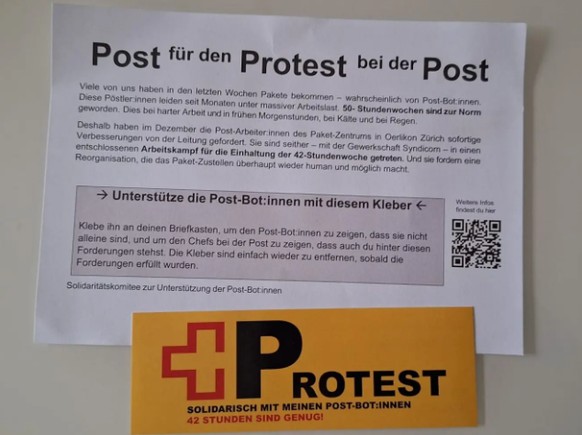 Der Streit wird mit Flyern und Protestaufklebern ausgetragen.