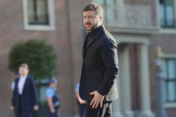 Ukraine&#039;s President Volodymyr Zelenskyy arrives ahead of a formal dinner at the Paleis Huis ten Bosch ahead of the NATO summit in The Hague, Netherlands, Tuesday, June 24, 2025. (AP Photo/Markus  ...