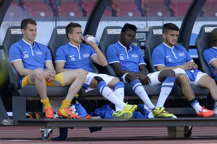 18.05.2014; Zuerich; Fussball Super League - FC Zuerich - FC Aarau; v.l. Yanick Brecher, Amine Alesevic, Dimitri Oberlin und Francisco Rodriguez (Zuerich) sitzen auf der Ersatzbank (Nick Soland/freshf ...