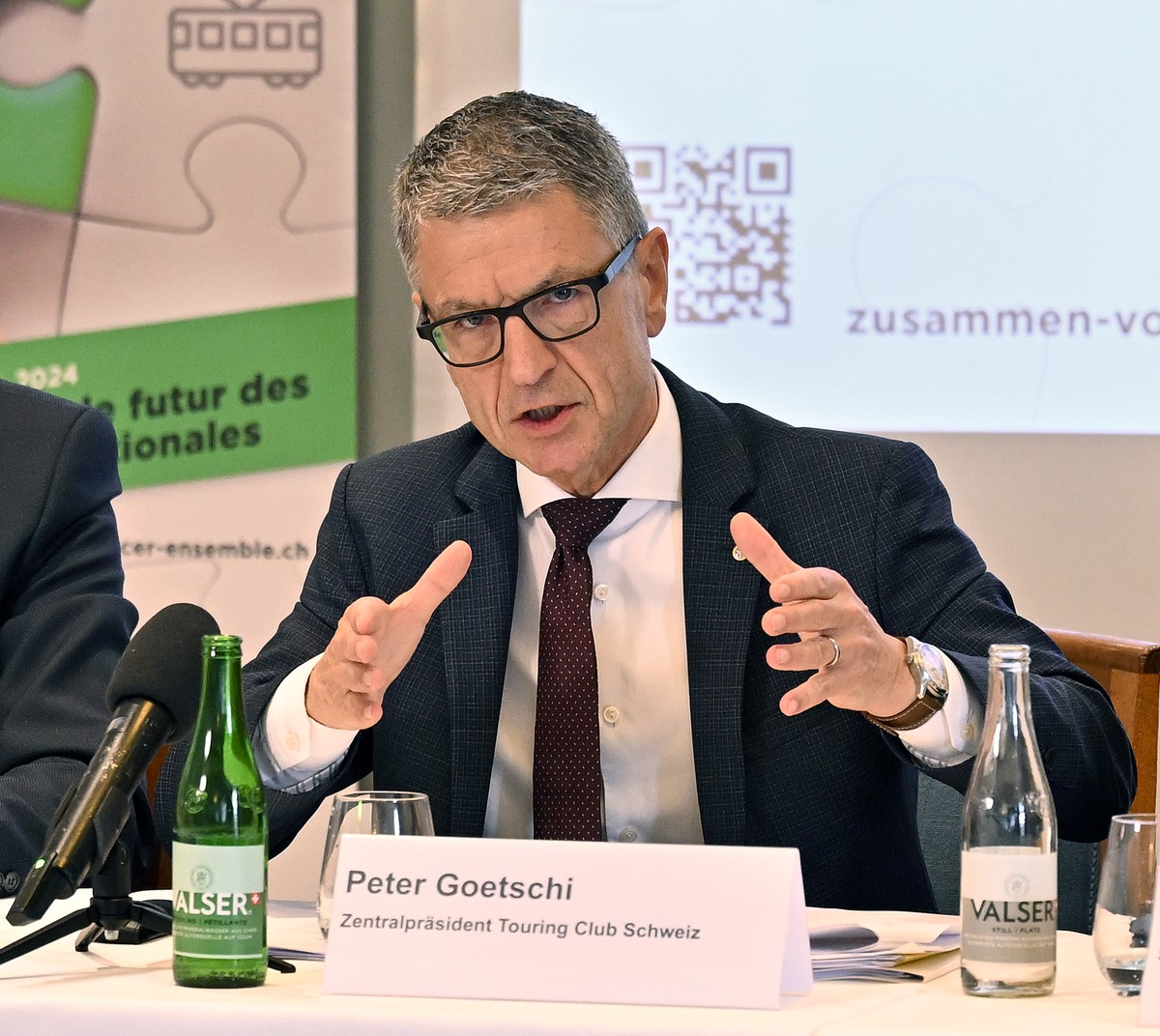 Martin Candinas, links, Nationalrat Die Mitte, Peter Goetschi, Mitte, Zentralpraesident Touring Club Schweiz und Fabio Regazzi, rechts, Staenderat Die Mitte und Praesident, SGV an der Medienkonferenz  ...