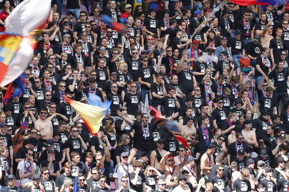 Fans of FC Basel cheer for their team ahead of the Swiss Cup final soccer match between FC Basel 1893 and FC Sion at the stade de Geneve stadium, in Geneva, Switzerland, Thursday, May 25, 2017. (KEYST ...