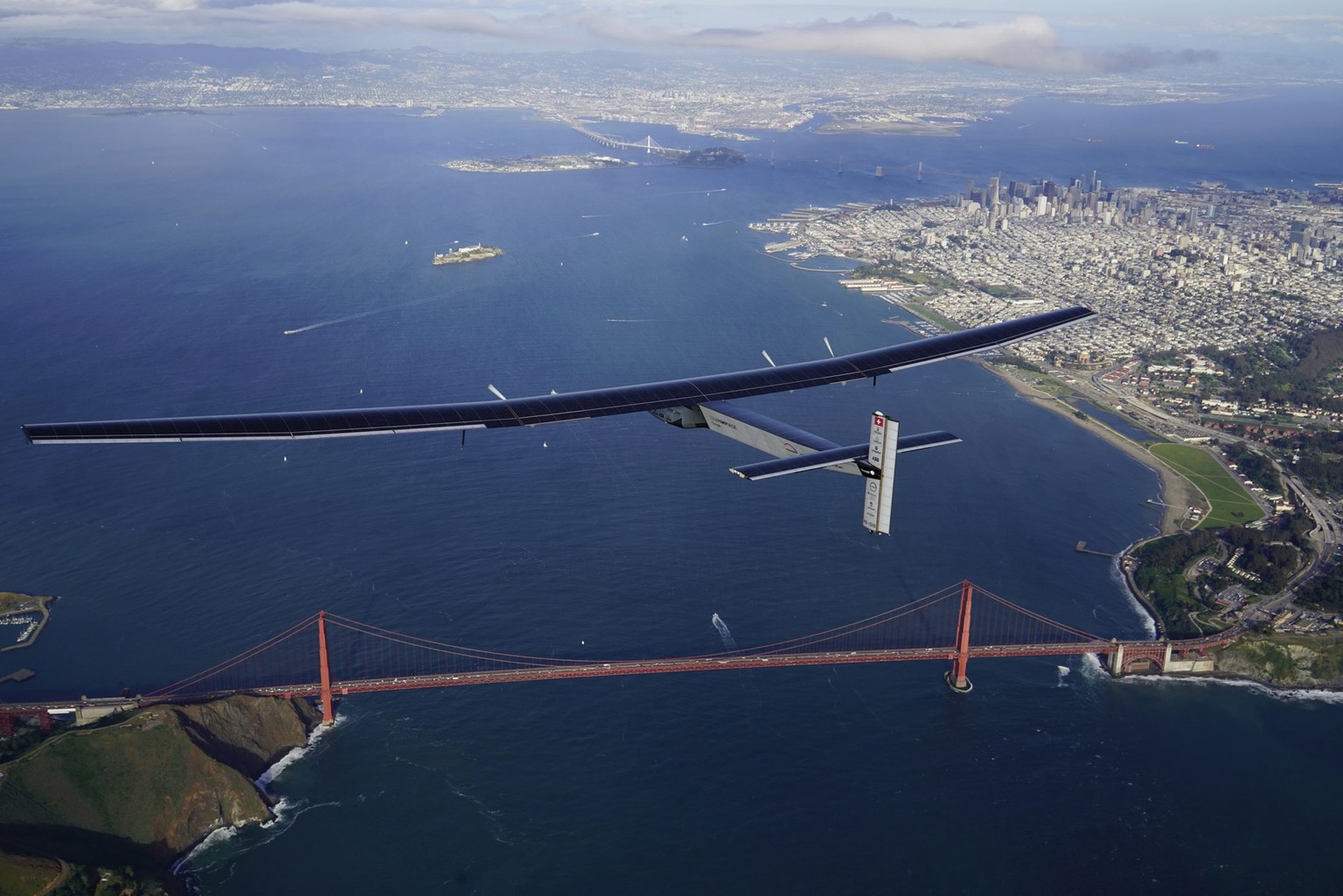 Die «Solar Impulse» über der Golden Gate Bridge.