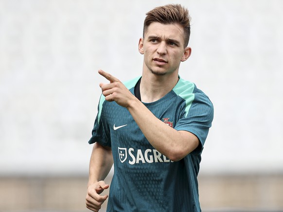 epa11393913 Portugal Francisco Conceicao (L) attends a training session in Oeiras, Portugal, 06 June 2024. The Portuguese national soccer team prepares for the UEFA EURO 2024. EPA/FILIPE AMORIM