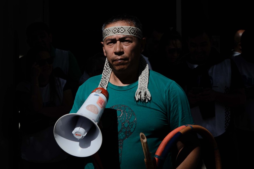 Orlando Carriqueo, Mapuche aus der Provinz Rio Negro in Argentiniern, demonstriert gegen die Öl- und Gaskonzerne, die mit Fracking das Land, die Umwelt, die Lebensgrundlage und die Gesundheit der Mapu ...