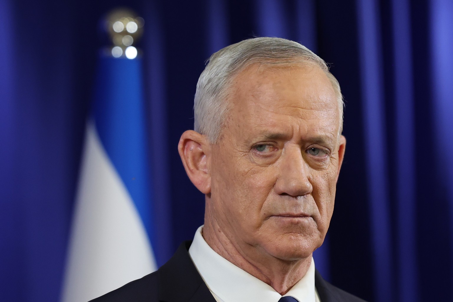 epaselect epa11400589 Israeli War Cabinet Minister Benny Gantz holds a press conference in Ramat Gan, near Tel Aviv, Israel, 09 June 2024. Gantz announced his resignation from Israel&#039;s emergency  ...
