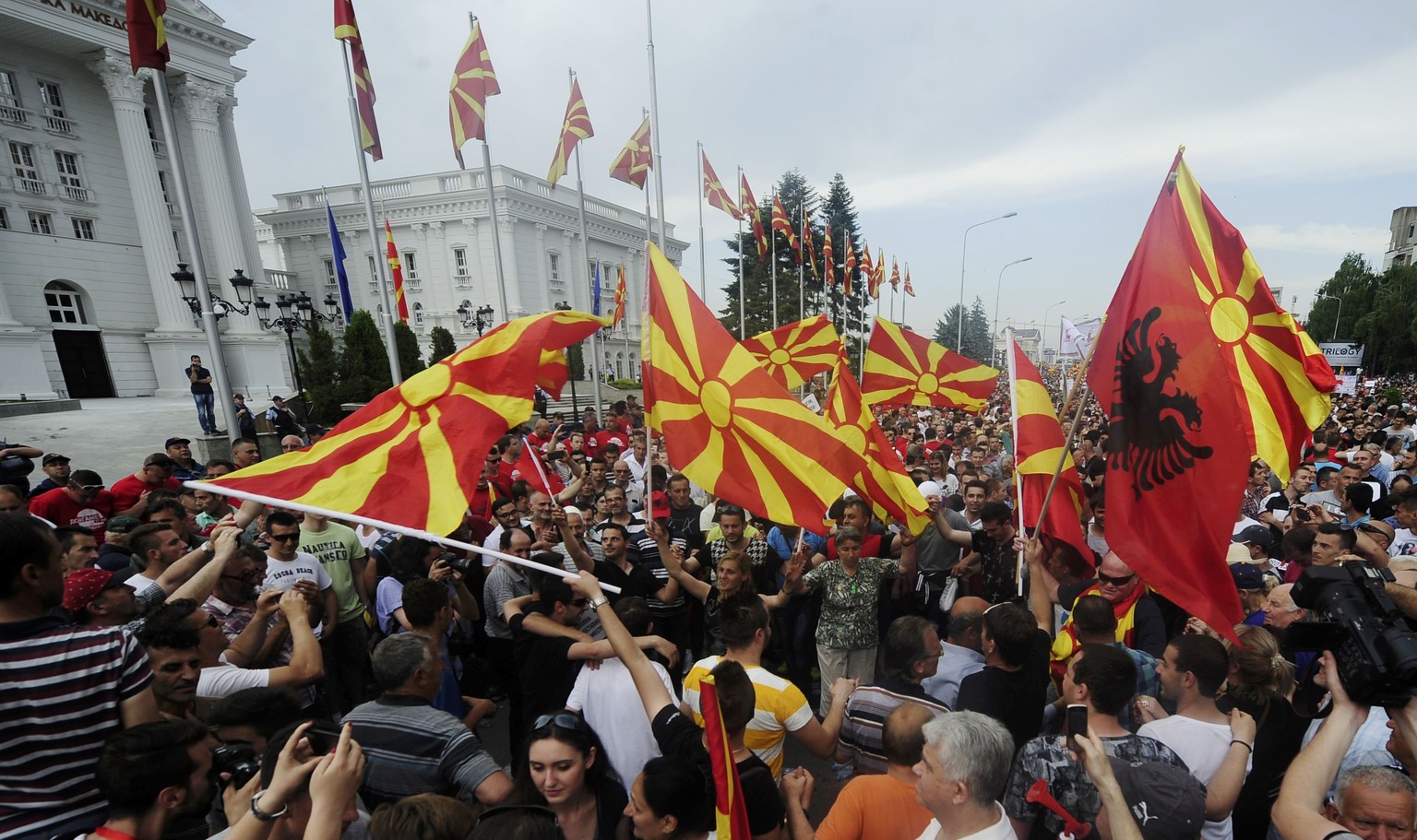 Vor dem Regierungsgebäude in Skopje werden mazedonische und albanische Flaggen geschwungen.