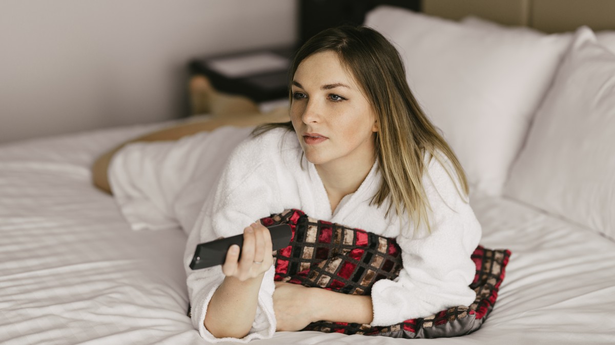 TV schauen Hotelzimmer (Shutterstock)