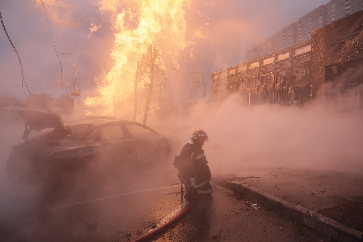 Un pompier en action après une attaque de missile à Kiev, 2 janvier 2024.