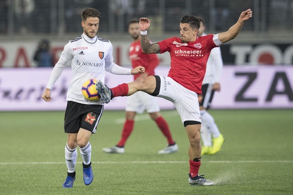 Thuns Dennis Hediger, rechts, im Duell mit Basels Ricky van Wolfswinkel im Fussball Meisterschaftsspiel der Super League zwischen dem FC Thun und dem FC Basel, am Samstag, 10. November 2018, in der St ...