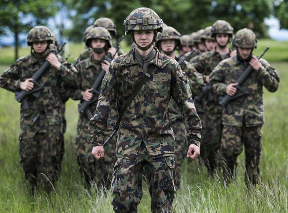 In der Armee dienen können sollen auch Transmenschen. Der scheidende Armeechef Philippe Rebord will das Heer den gesellschaftlichen Änderungen anpassen. Auch einer Dienstpflicht für Frauen wäre er nic ...