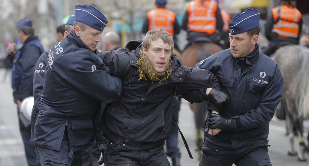 Polizisten verhaften einen Demonstranten in der Brüsseler Innenstadt.&nbsp;