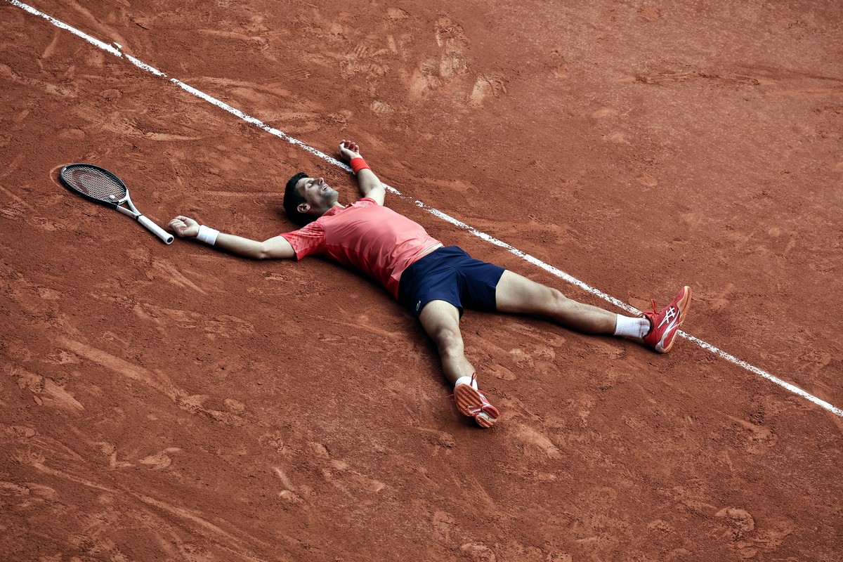 epaselect epa10685575 Novak Djokovic of Serbia reacts with his team and family after winning against Casper Ruud of Norway in their Men's final matchduring the French Open Grand Slam tennis tourn ...