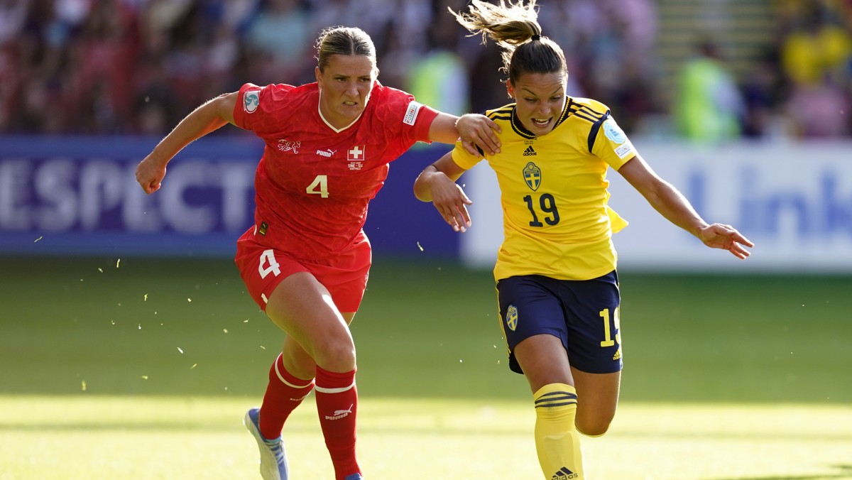 epa10069397 Johanna Rytting Kaneryd (R) of Sweden in action against Rachel Rinast (L) of Switzerland during the UEFA Women's EURO 2022 group C soccer match between Sweden and Switzerland in Sheff ...