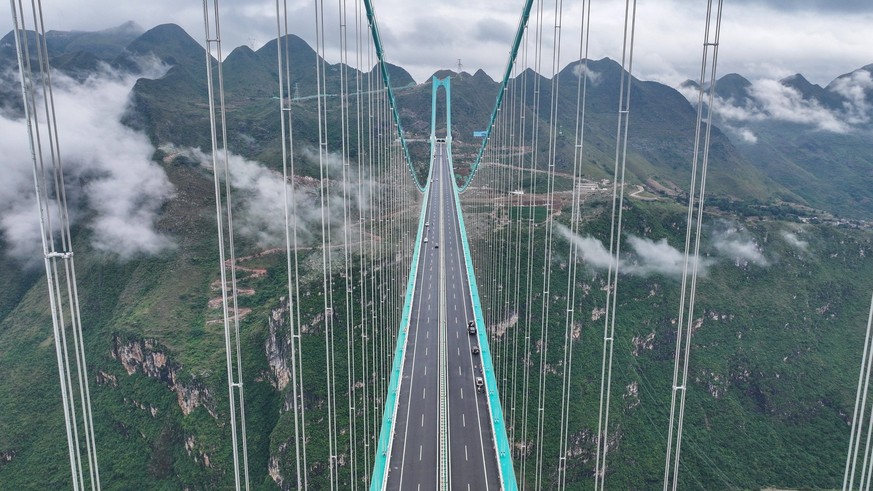 Huajiang Canyon Bridge in Guizhou GUIZHOU, CHINA - SEPTEMBER 27, 2025 - The scenery of the Huajiang Canyon Bridge in Guizhou, China on September 27, 2025. Guizhou Guizhou China PUBLICATIONxNOTxINxCHN  ...