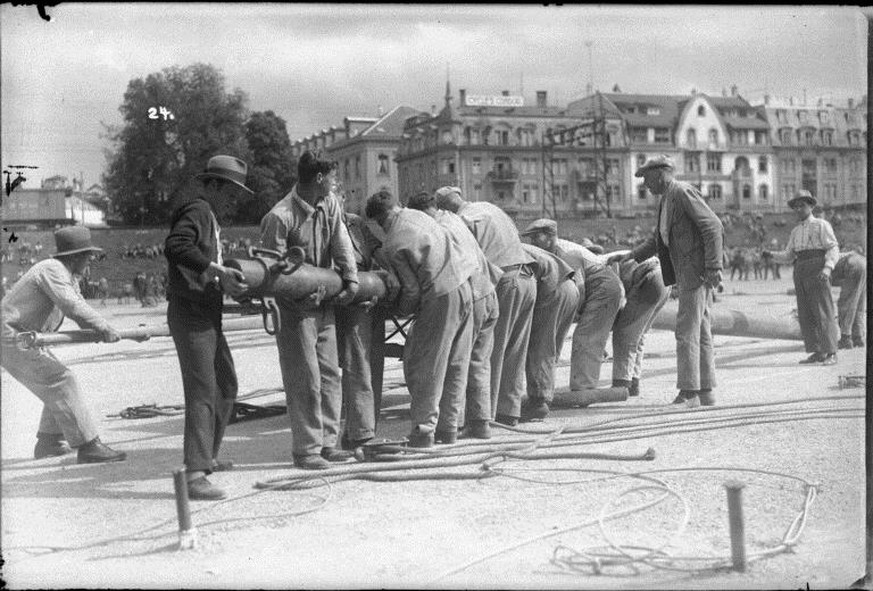 1930: Zirkus Knie: Zeltaufbau auf der Schützenmatte, Eisenbahndamm und Häuserzeile Bollwerk im Hintergrund.