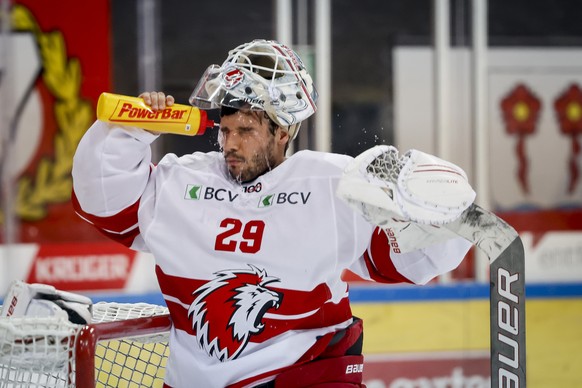 Kalte Dusche fuer Lausannes Torhueter Luca Boltshauser waehrend der Meisterschaftspartie der National League zwischen den SC Rapperswil-Jona Lakers und Lausanne HC, am Montag, den 20. Dezember 2021, i ...